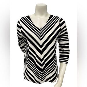 Chico’s Size 0 Black White Chevron Stripe Top V-Neck 3/4 Sleeve Stretch Rib Knit